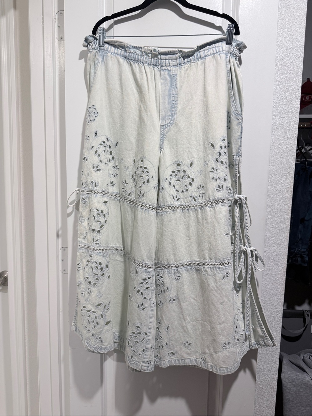 Free People We the Free Daybreak Jeans Side Tie Eyelet Pull On Pants LG NWOT - Picture 2 of 9